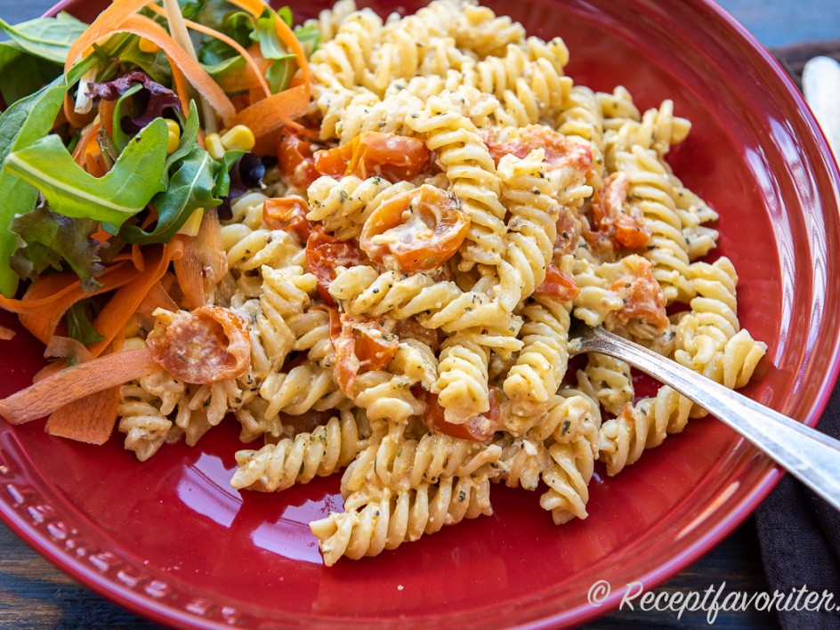 Pasta med ugnsbakad fetaost och tomater