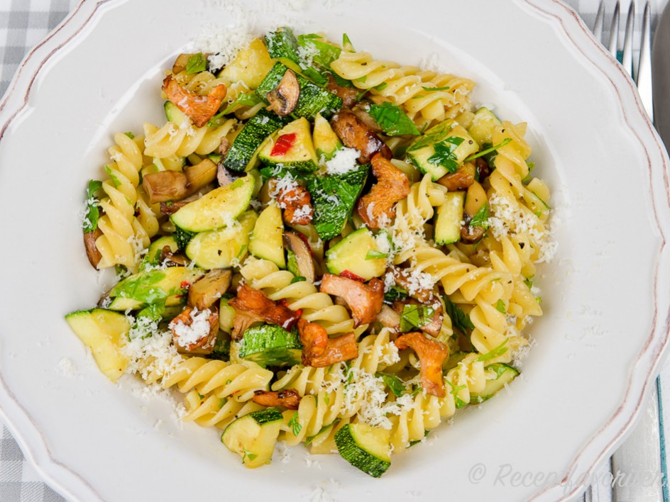 Pasta med zucchini, svamp och chili