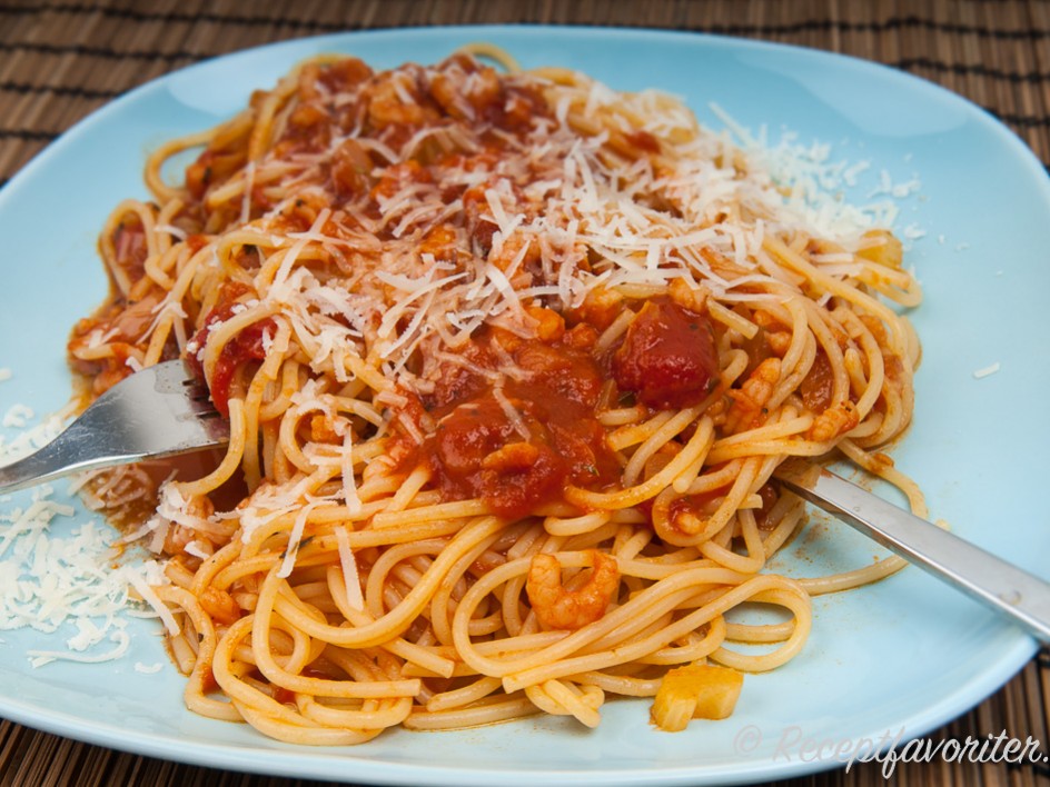 Pasta med räkor i tomatsås