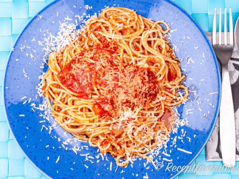 Spagetti med tomatsås