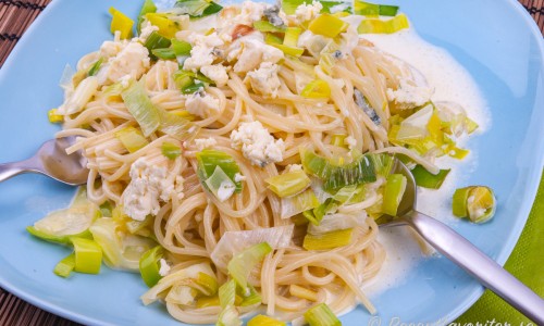 Ädelostsås med purjolök och grädde eller crème fraiche serverad med spagetti eller annan pasta. 