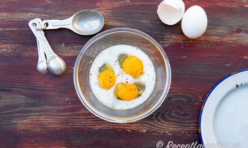 Till äggröran behöver du ägg, mjölk, salt och peppar. 
