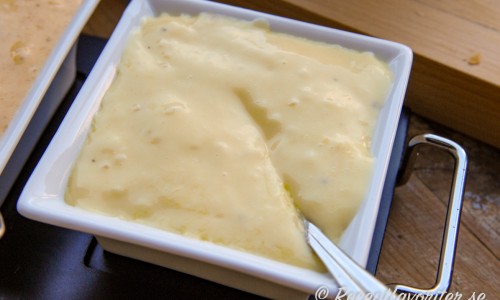 Aîoli i skål med majsolja eller solrosolja får en ljusare gul färg. 