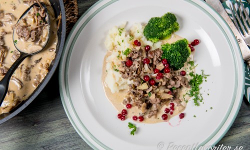 Servera med älgskaven med valfria tillbehör ex. potatis, lingon och broccoli. 