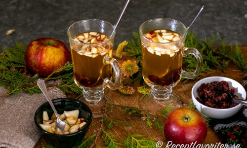 Alkoholfri äppelglögg av äppelmust smaksatt med råsocker, stjärnanis, kardemumma, ingefära, kanel och nejlikor. 