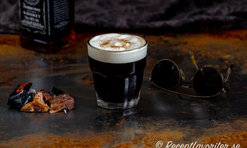 Kaffe Bourbon i glas med lättvispad grädde