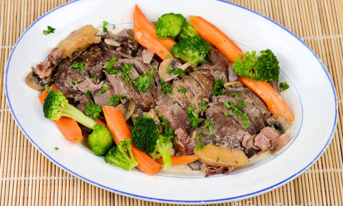 Ett förslag att servera andbrösten är att lägga upp gryta på fat, skiva köttet och lägga ovanpå samt garnera med kokta grönsaker och hackad persilja. 