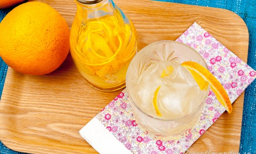 Apelsinlikör kan du servera som en läskande drink med massor av isbitar. 