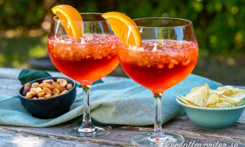 Aperol Spritz i glas med apelsinskiva