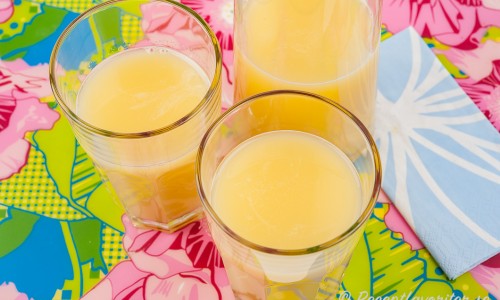 Hemgjord äppeljuice eller äppelmust i kanna och glas