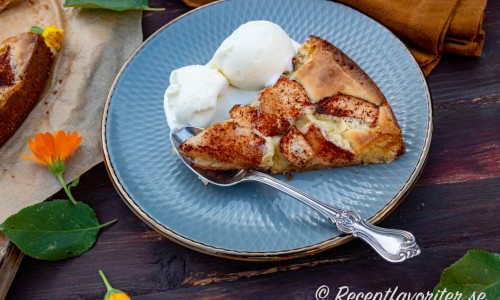Äppelkladdkakan är god att servera med vaniljglass eller vispad grädde
