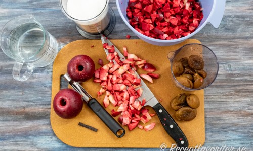 Ingredienser till marmeladen: röda rosette-äpplen, aprikoser, syltsocker, vaniljstång och vatten. 