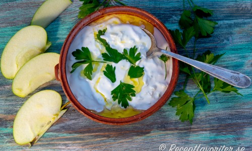 Tzatziki med äpple - en kall yoghurtsås med rivet äpple, vitlök, matyoghurt, olivolja och citron. 