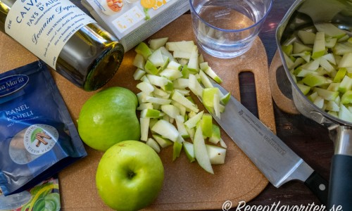 Ingredienser till äppelgelé med gelésocker smaksatt med calvados. 