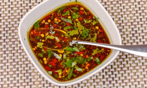 Asiatisk dressing eller marinad i skål