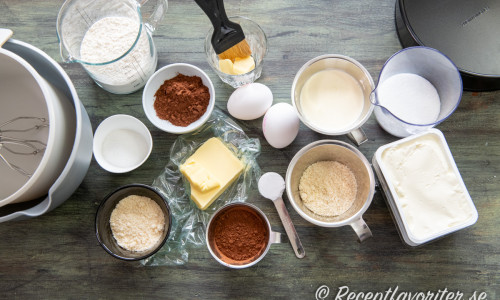Till chokladcheesecaken behöver du mandelmjöl, vetemjöl, socker, kakao, smör, ägg, vaniljsocker, grädde och cream cheese samt salt. 