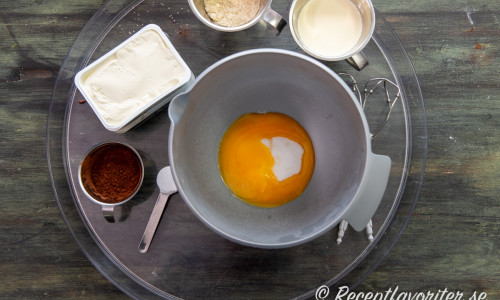 Vispa äggulor, socker och vaniljsocker fluffigt i en bunke med elvisp. 