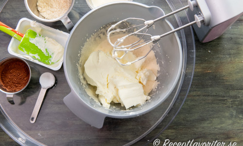 Tillsätt cream cheese och vispa ut den. 