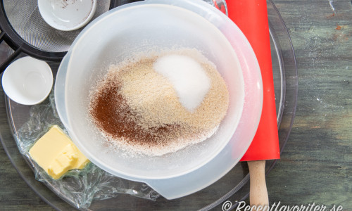 Mät upp vetemjöl, kakao, socker och mandelmjöl i en bunke till degen. 