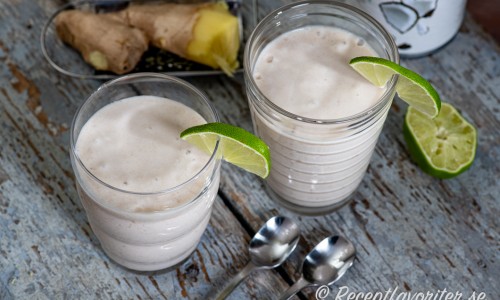  Banansmoothie med kokos och lime i glas