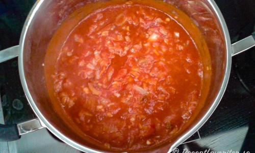 Barbecuesåsen kokas ihop av torkad hel hackad chipotle chili samt krossade tomater, lök, vitlök med mera. 
