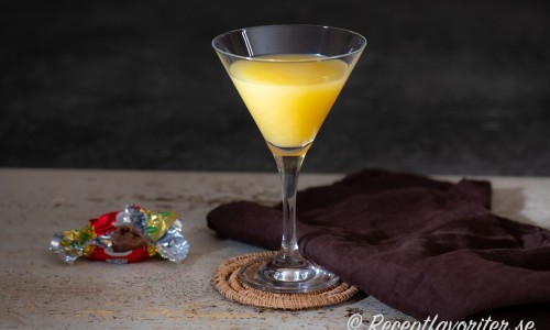Bee´s knees cocktail med gin, citron, apelsin och en touch honung. 