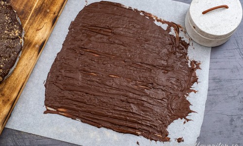 Bred ut resten av chokladen tunt på ett bakplåtspapper. 