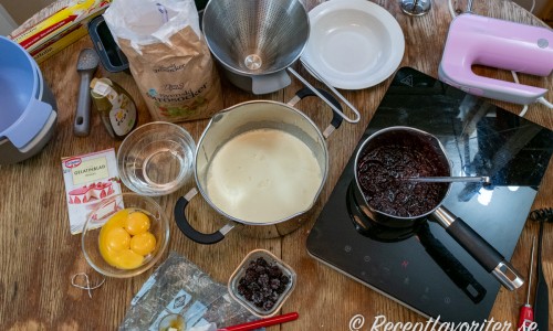 Ingredienser till björnbärsglassen - gelatinblad, äggulor, honung, socker, grädde och björnbär. 