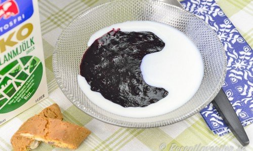 Blåbärskräm i skål med mjölk och biscottis. 