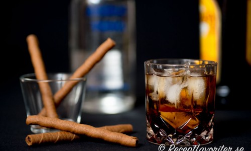 Black Russian cocktail med is i glas
