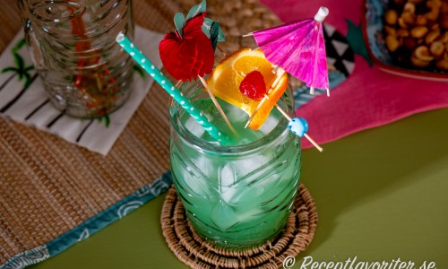 Blue Hawaii drink i tiki-glas med garnering