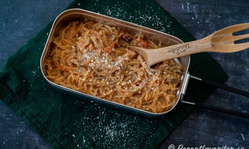 Vegetarisk pasta Bolognese som passar att ta med ut på vandring och på tur. 