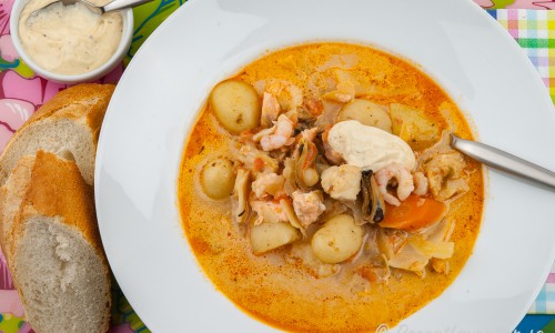 Bouillabaisse fisksoppa eller fiskgryta serverad i tallrik