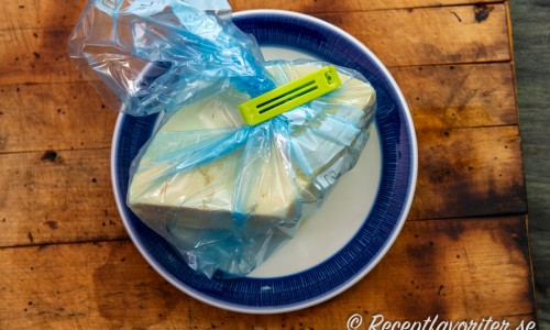 Låt osten stå i ca 3 dygn i kylen att få smak. 