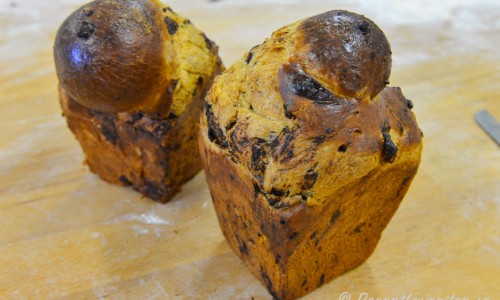 Briochebröd bakade i form med chokladbitar i