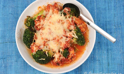 Broccoligratäng med kyckling i tomatsås
