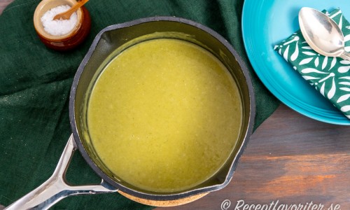 Mixad soppa med broccoli och ädelost i kastrull. 