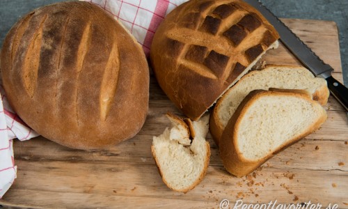 Bröd med jäst - ett grundrecept på ljust bröd eller limpa. Kan även bakas som frallor. 