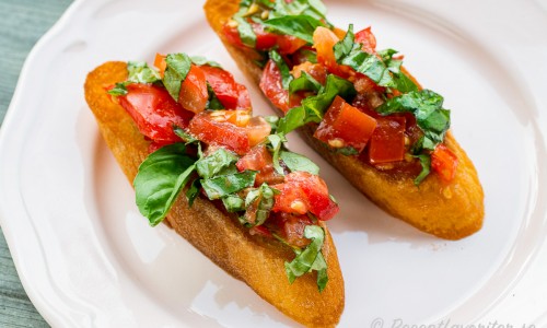 Bruschetta - grillade bröd toppade med vitlök, mogna tomater, avokado, olivolja och färsk basilika. 