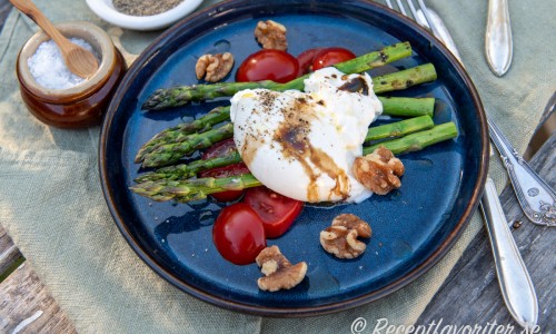 Burrata är större variant på mozzarellaost som är god att servera till sallad och grönsaker som förslagsvis grön sparris och tomater. 