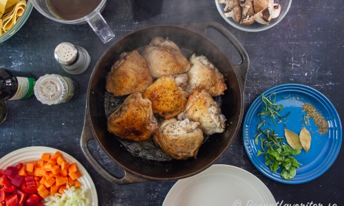 Salta och peppra samt bryn kycklingen i olivolja och lägg sedan upp på ett fat. 