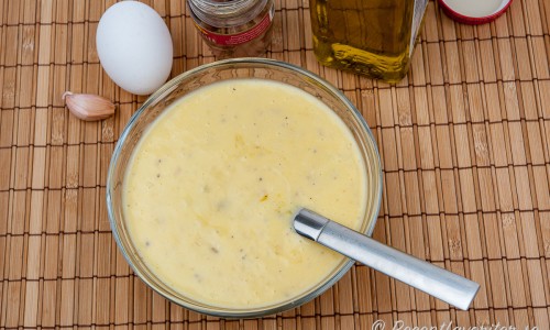 Caesardressingen gör du med ägg och olivolja samt smaksätter med vitlök, sardeller och parmesan. Eller köp färdig majonnäs och smaksätt på samma vis. 