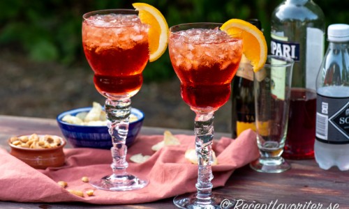 Campari Spritz i vinglas med is och apelsin