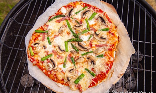 Pizzan kan även gräddas på pizzasten eller pizzastål på utegrillen under lock. 
