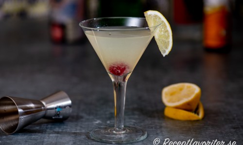 Casino cocktail med cocktail-körsbär och citronskiva. 