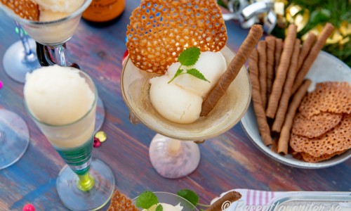 Lyxig och fin champagnesorbet i coupe glas med mandelflarn, glassrån med choklad och citronmeliss. 