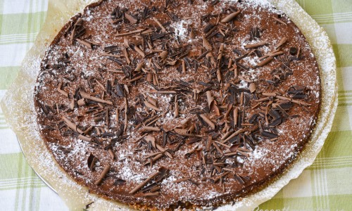 Chokladcheesecaken kan du garnera med riven choklad av valfri sort ex. mjölkchoklad och 70% mörkare fin choklad. Vit choklad blir också gott och fint. 
