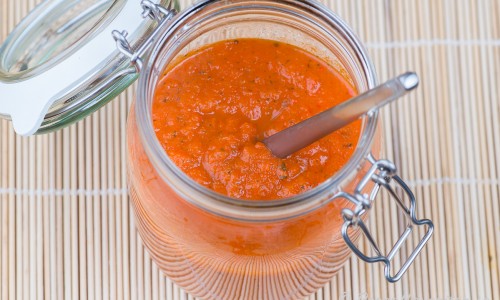 Chilisås med rostad chili i glasburk
