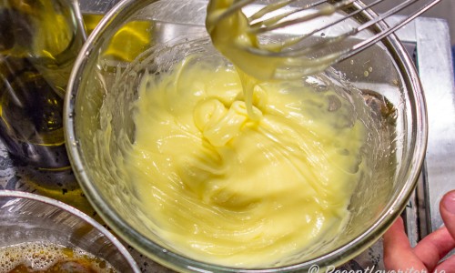Majonnäsen vispas av äggulor, cidervinäger, salt samt majsolja som tillsätts lite i taget. 