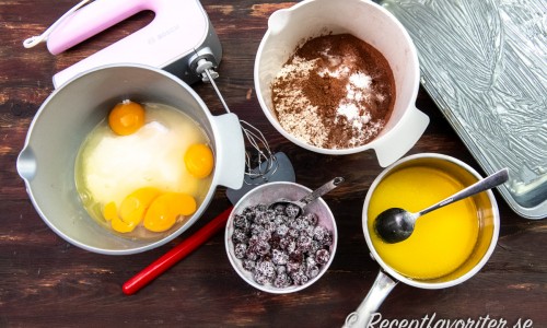 Mät upp socker och ägg i en skål; blanda björnbär och potatismjöl i en skål; smält smör; mät upp vetemjöl, kakao, bakpulver och salt i en skål. 